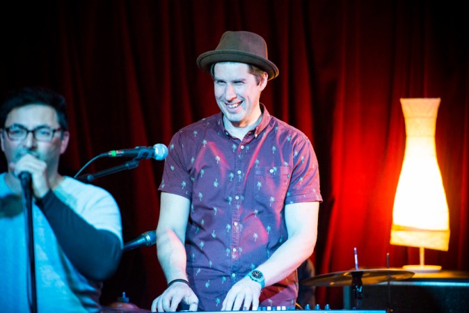 TheOfftopics_Live_CrossSt_010